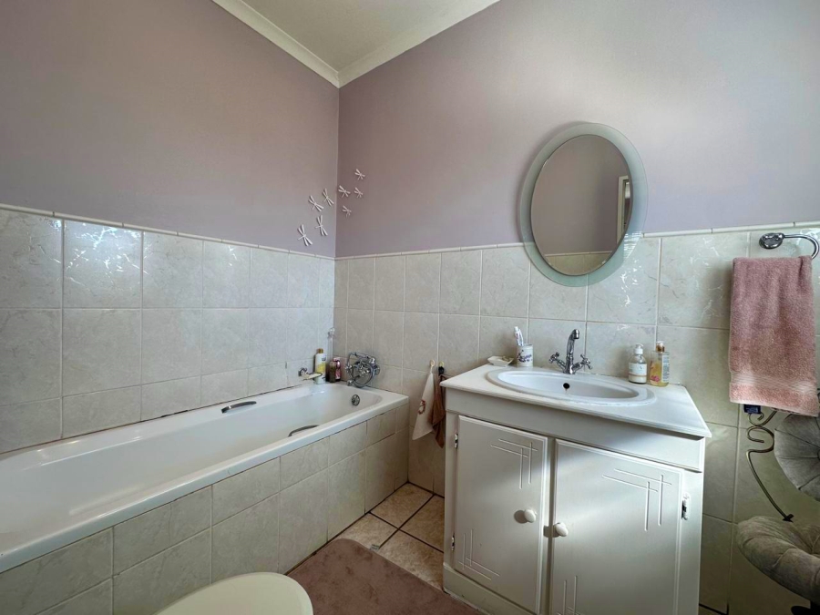 3 Bedroom Property for Sale in Kannoniers Park North West